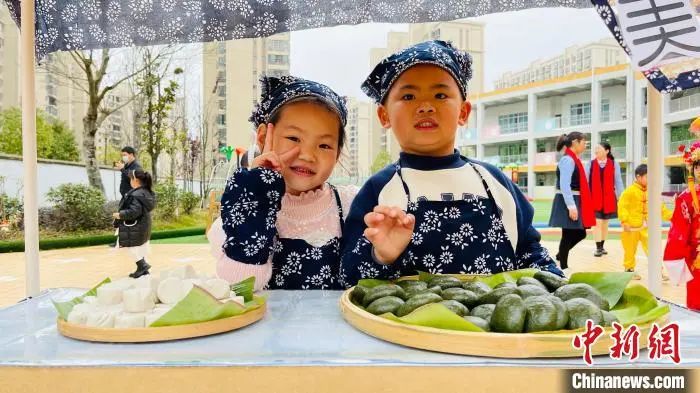 品嘗客家美食。 永定區(qū)融媒體中心供圖